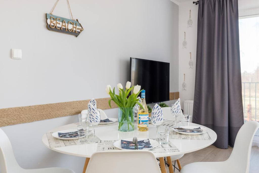 Televízia a/alebo spoločenská miestnosť v ubytovaní Osiedle Feniks Kołobrzeg by Noclegi Renters