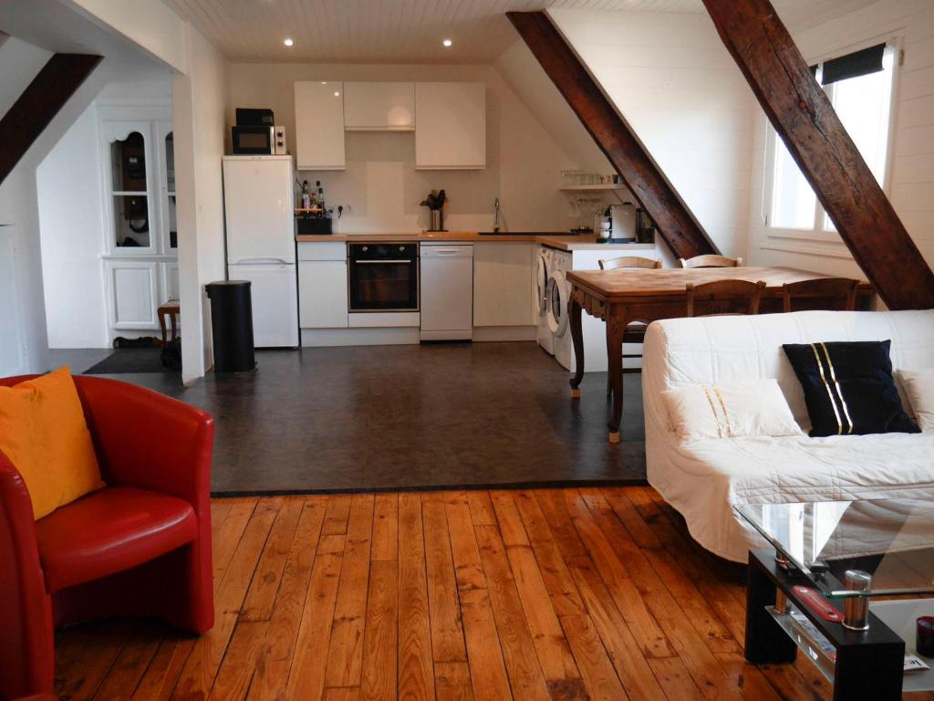 ein Wohnzimmer mit einem weißen Sofa und einer Küche in der Unterkunft Appartement Le Palais, 3 pièces, 4 personnes - FR-1-418-226 in Le Palais