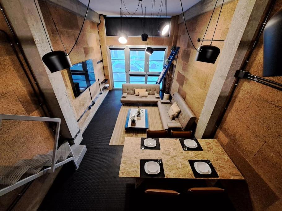 Televízia a/alebo spoločenská miestnosť v ubytovaní VibesCoruña - Loft Industrial Comercio