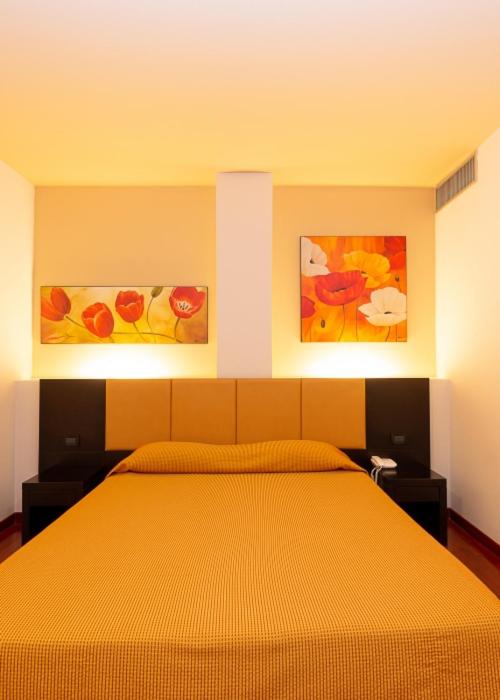 A bed or beds in a room at Victoria Terme Hotel
