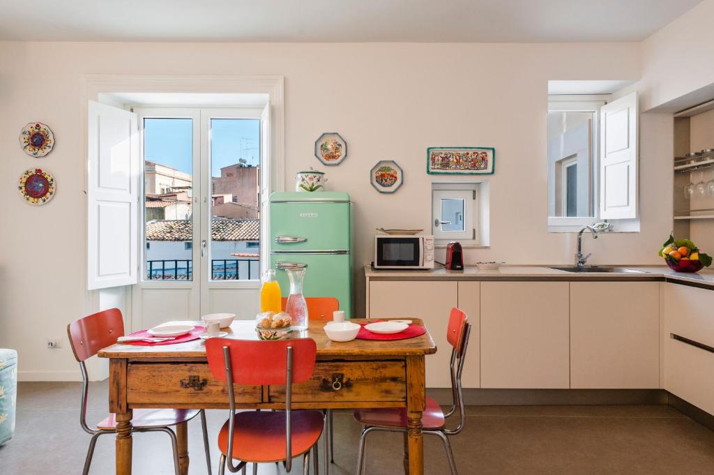 Η κουζίνα ή μικρή κουζίνα στο 2 Soru Ortigia Holiday Home - Romantico bilocale