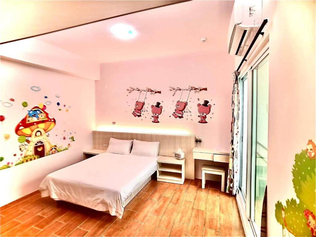 馬公市的住宿－采楓民宿，一间卧室配有一张床和一个带小猫贴纸的墙壁