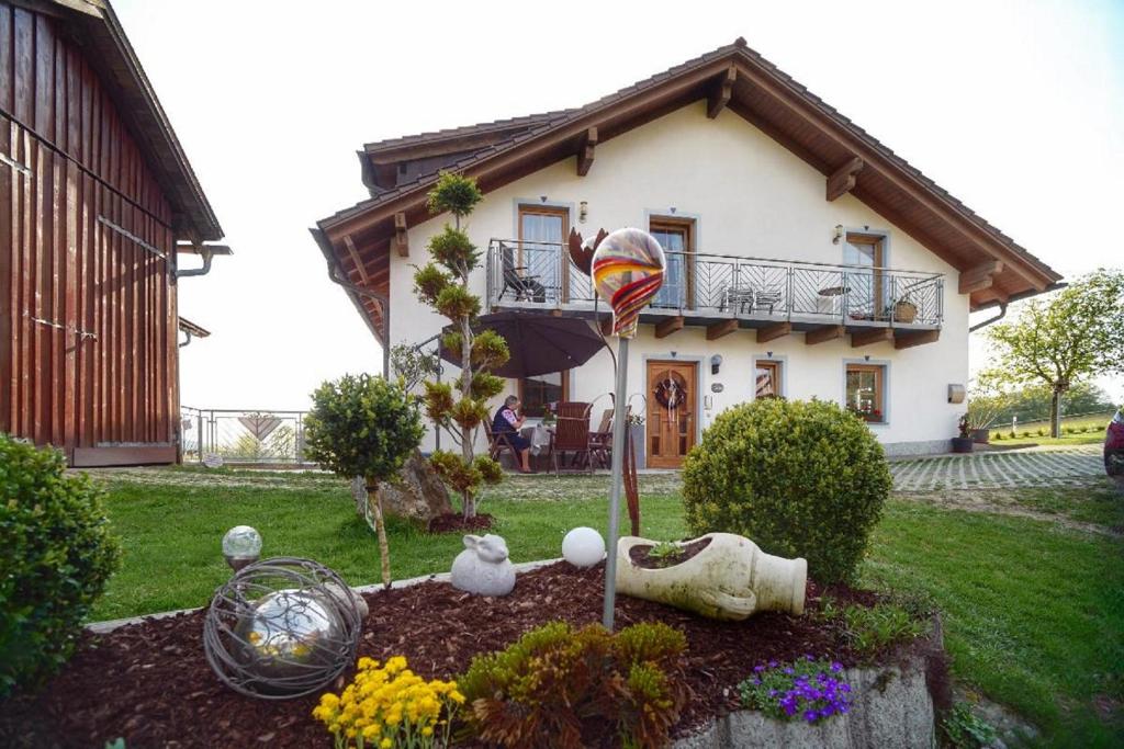 une maison avec un jardin en face dans l'établissement Ferienwohnung Mirtei, à Hohenau