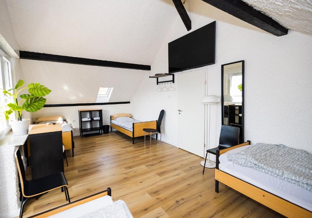 a room with a bed and a table and chairs at Häusliches Loft Wohnung Apartment im Herzen von Ratingen in Ratingen