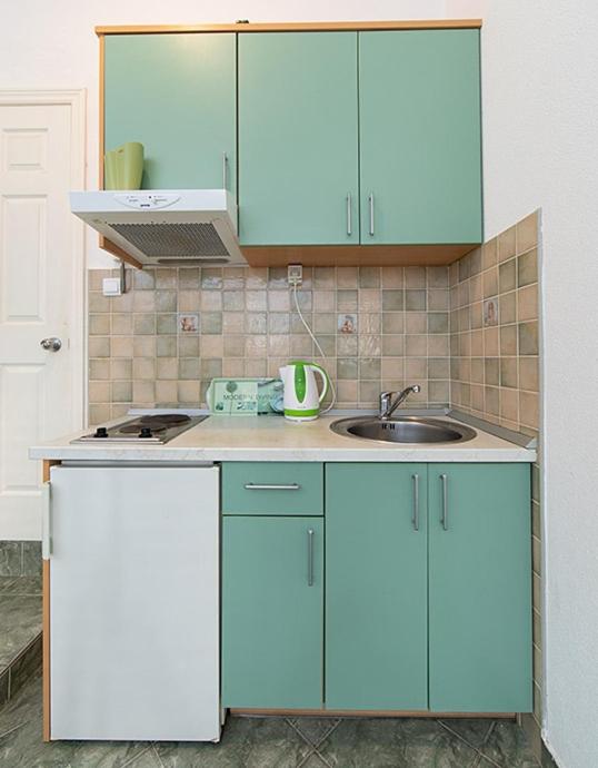 Kuchyňa alebo kuchynka v ubytovaní Studio apartment in Tucepi with air conditioning, WiFi, washing machine 202-2