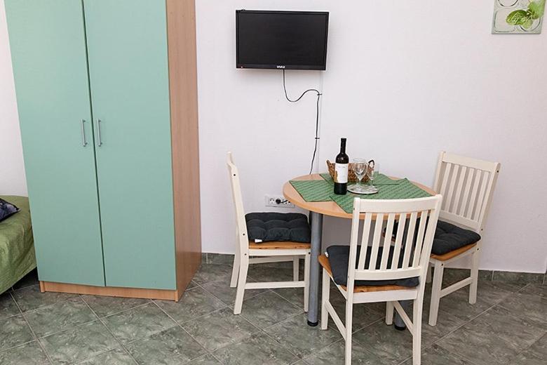 Televízia a/alebo spoločenská miestnosť v ubytovaní Studio apartment in Tucepi with air conditioning, WiFi, washing machine 202-2