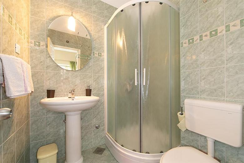 Kúpeľňa v ubytovaní Studio apartment in Tucepi with air conditioning, WiFi, washing machine 202-2