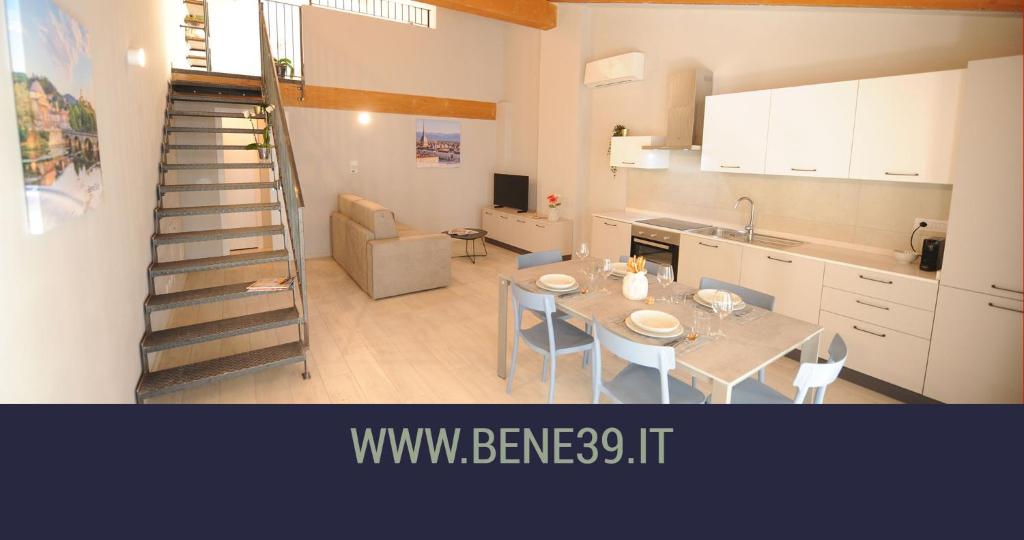 eine Küche und ein Esszimmer mit einem Tisch und einer Treppe in der Unterkunft Bene39 in Turin