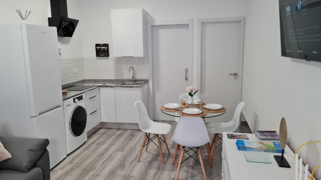 A kitchen or kitchenette at Apartamentos Linersol