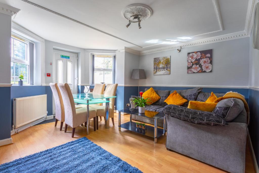 - un salon avec un canapé et une table dans l'établissement West Hill Stays Chapel Alleton LS7 - 3 bed Sleeps 5 - close to City Center - free parking - contractor welcome, à Moortown