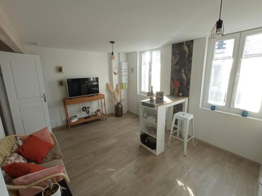 Televízia a/alebo spoločenská miestnosť v ubytovaní Bienvenue chez vous