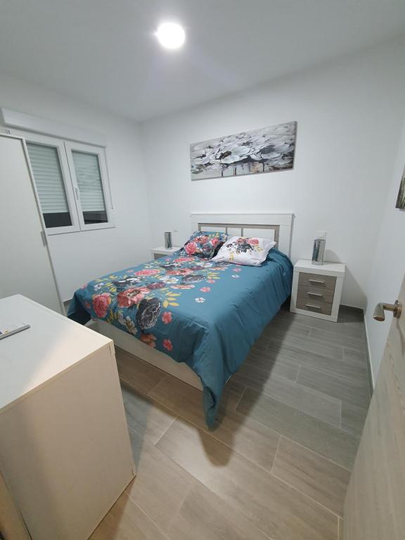 1 dormitorio con 1 cama con edredón azul en Melania House en Candeleda