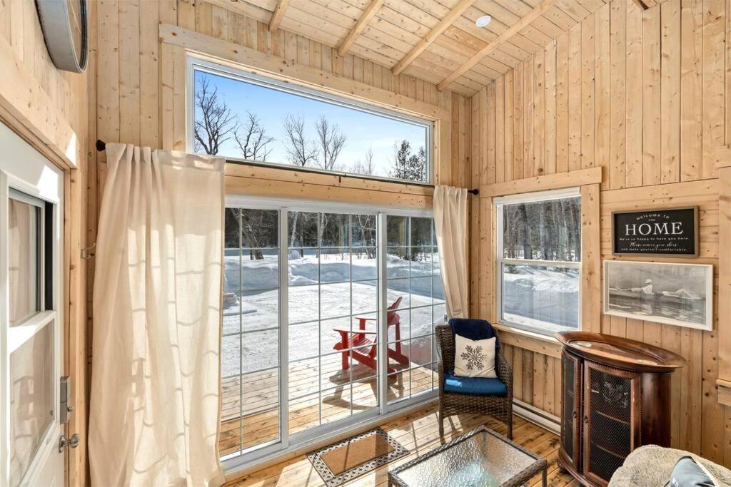 Cozy Cabin for Intimate Wilderness Escape في باثورست: غرفة مع نافذة كبيرة في منزل