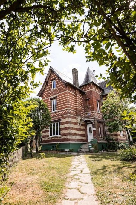 ceglany dom z kominem na górze w obiekcie La Villa de l'Etoile 10 personnes w mieście Forges-les-Eaux