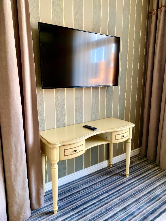 TV a/nebo společenská místnost v ubytování Villa-Sofia Mini-hotel