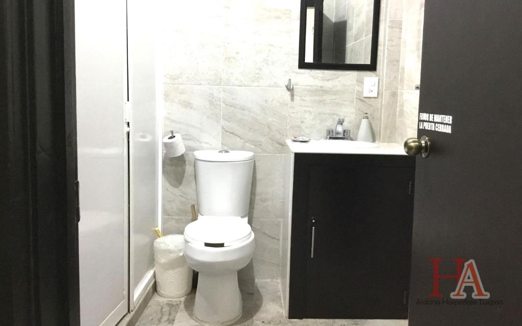 Koupelna v ubytování Hospedaje Aldana - Habitación ACUA zona centro