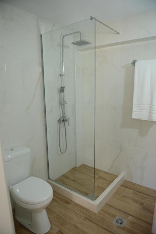 a bathroom with a glass shower with a toilet at Casa Raymo in Kanálion