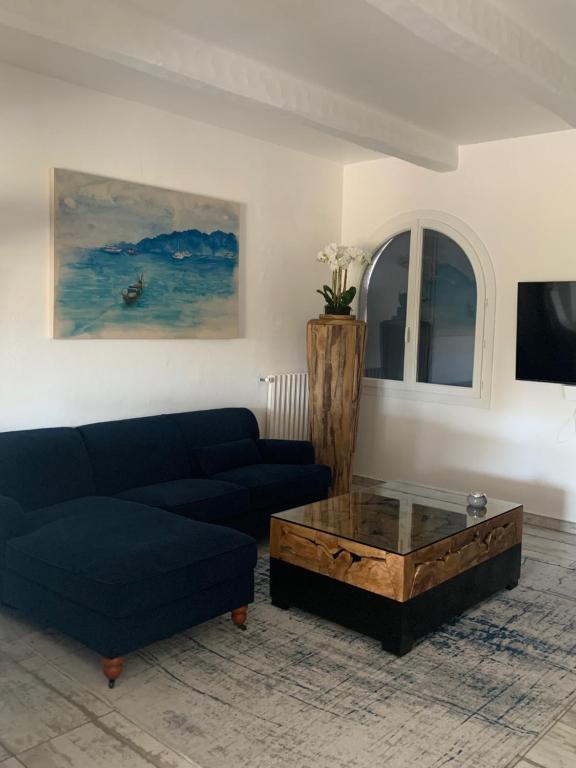 salon z kanapą i stolikiem kawowym w obiekcie VILLA LA QUIETUDE w mieście Les Issambres
