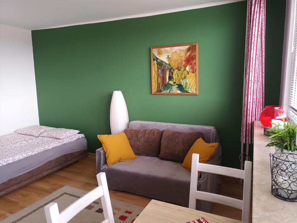 salon z kanapą i łóżkiem w obiekcie City Studio w mieście Częstochowa