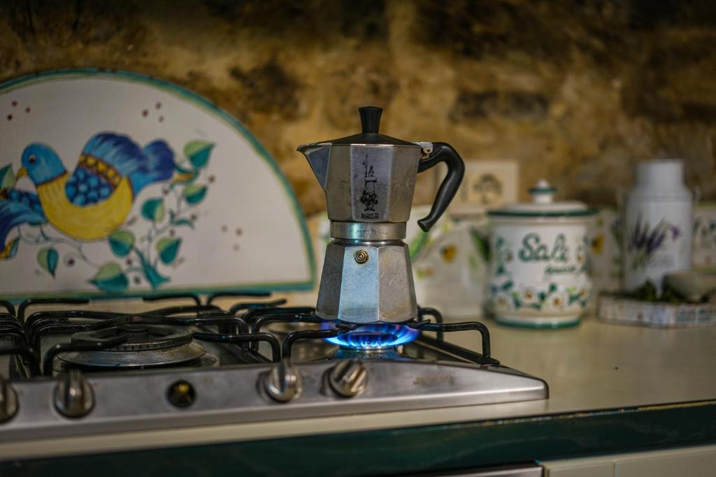 Příslušenství pro přípravu čaje a kávy v ubytování Agriturismo La Colombella