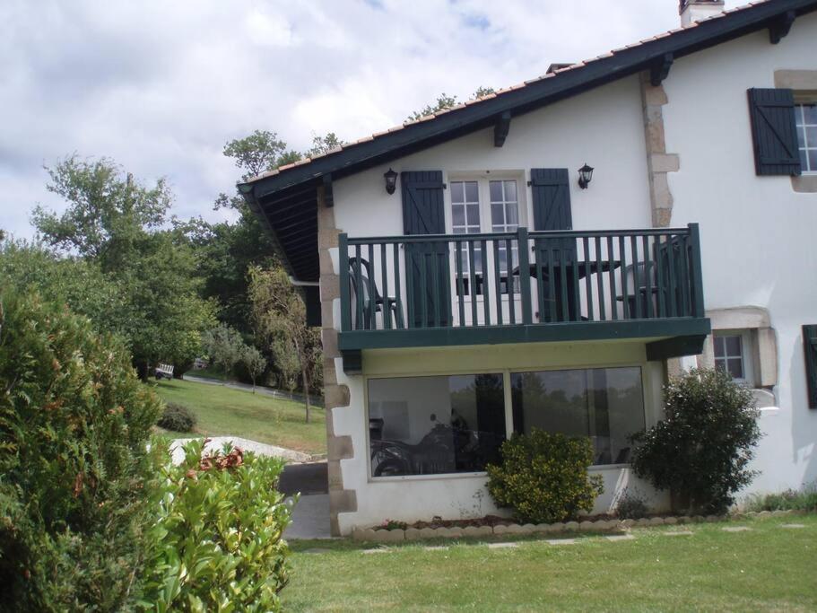Biały dom z balkonem w obiekcie Appartement 2 personnes avec terrasse/balcon w mieście Bardos