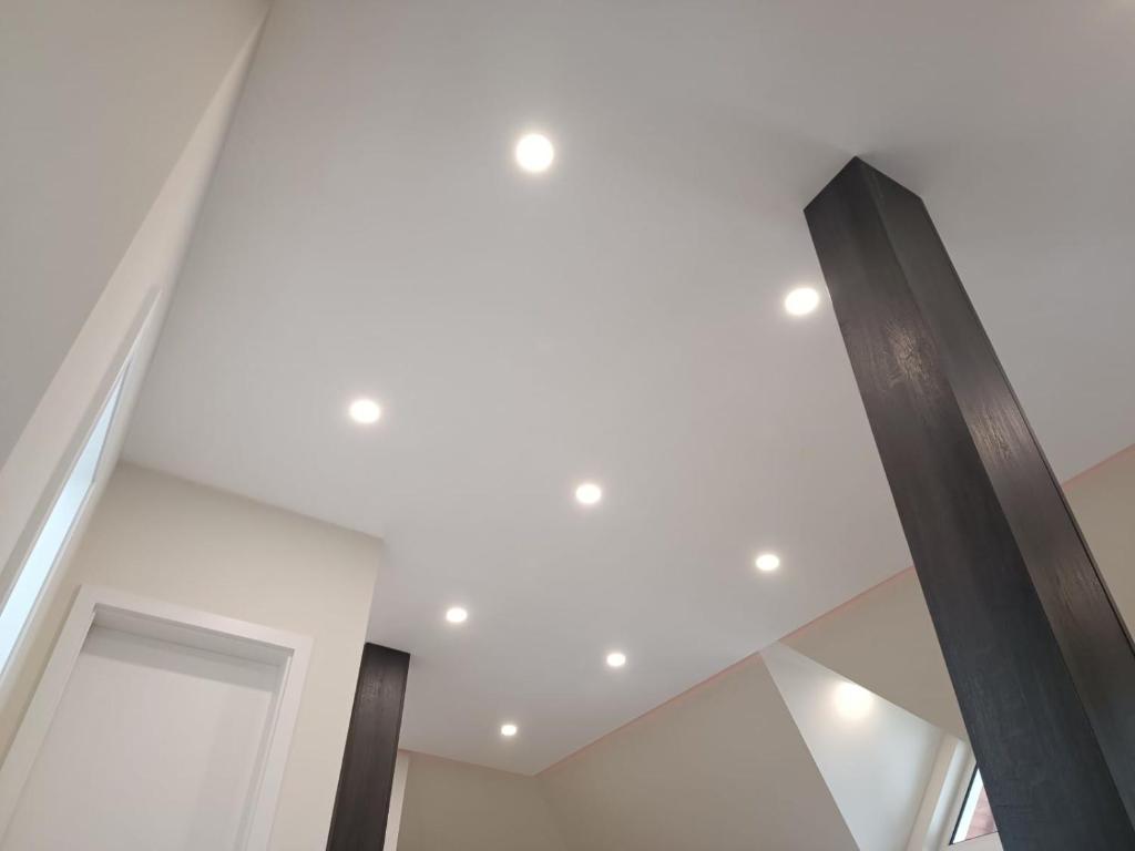 a room with white ceilings and a black pillar at Appartement Design 2 - Altenstadt in Altenstadt