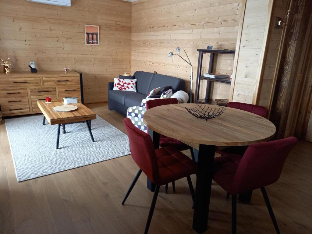 een woonkamer met een tafel en een bank bij Eco-Logis des Cabris in Font-Romeu