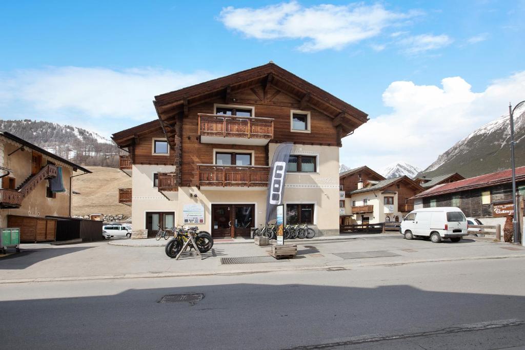 a building with bikes parked in front of it at Chalet Anna Sclopet in Livigno