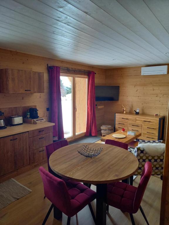 Kuchyň nebo kuchyňský kout v ubytování Eco-Logis des Cabris