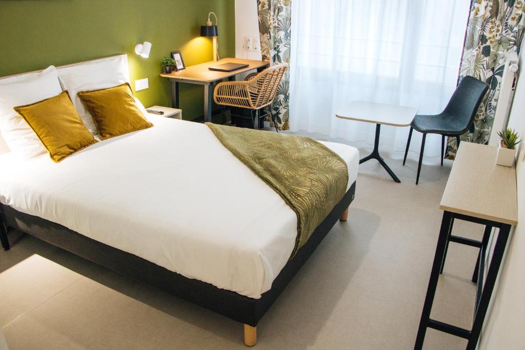Pokój hotelowy z łóżkiem i biurkiem w obiekcie Twenty Business Flats Asnières-sur-Seine w mieście Asnières-sur-Seine