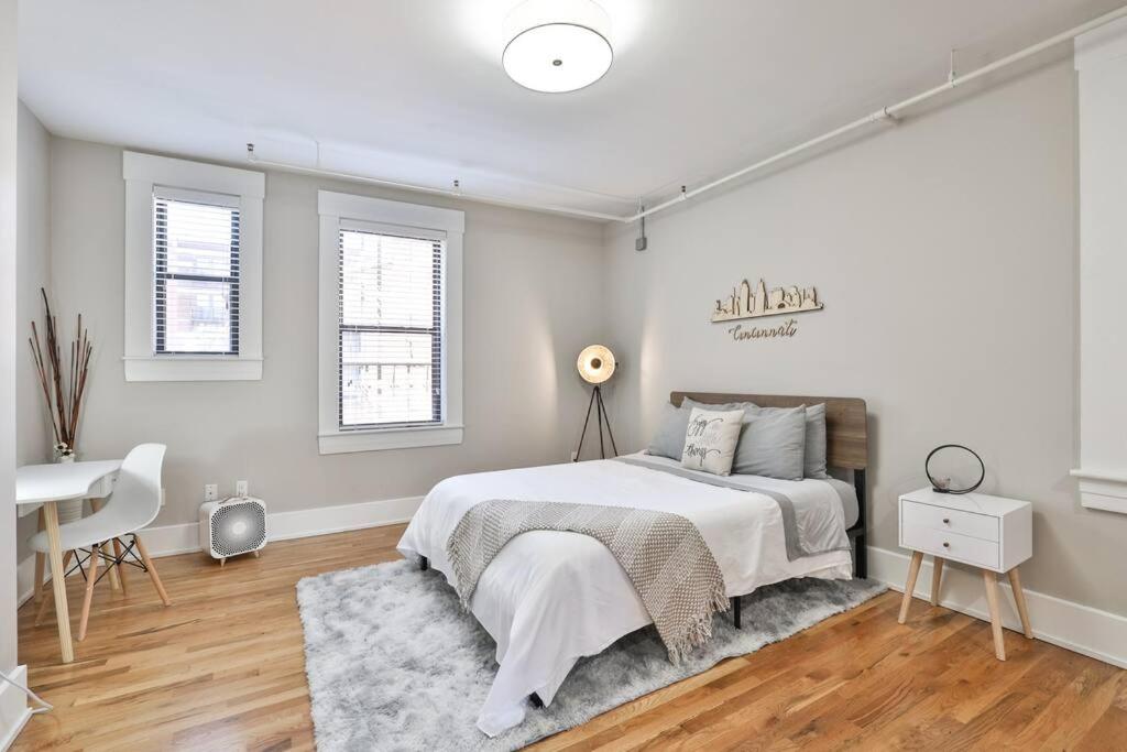 **NEW RADiant Stay in the Thrust of OTR* w/Parking - Apartamento De Una Habitación