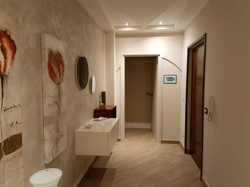 uma casa de banho com um WC branco e um lavatório. em #Butterfly# em San Filippo del Mela