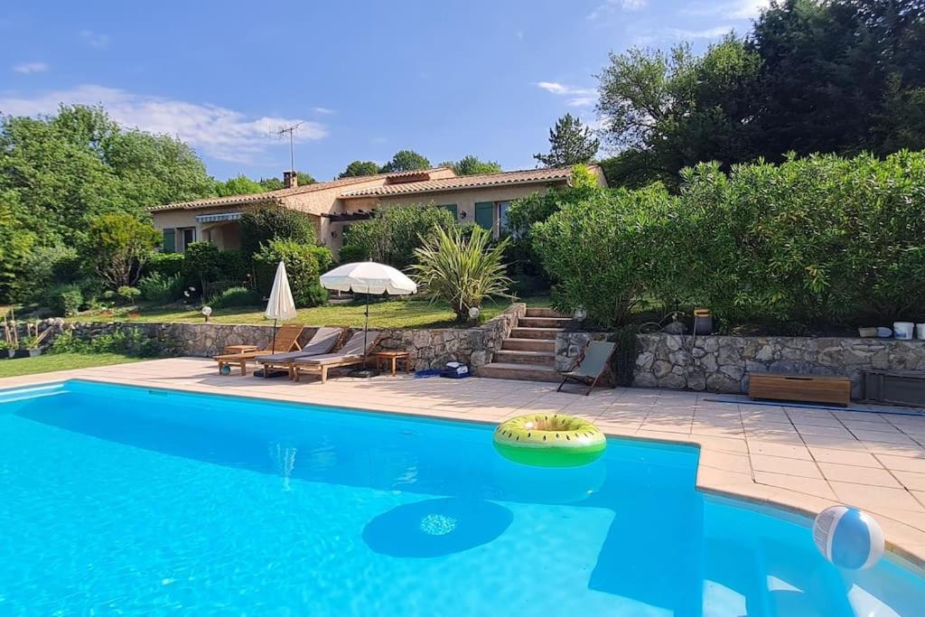 ein Pool vor einem Haus in der Unterkunft Casa Ismaia Studio avec piscine au calme in Montauroux