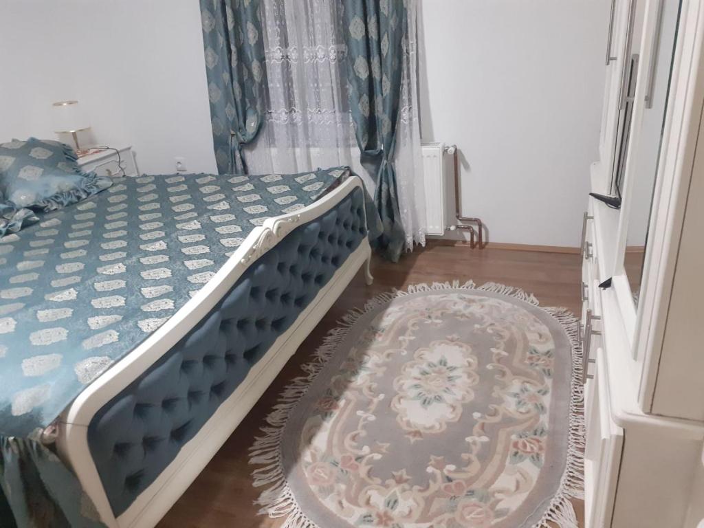 een slaapkamer met een bed en een tapijt op de vloer bij BELA VILA MIJALKOV 