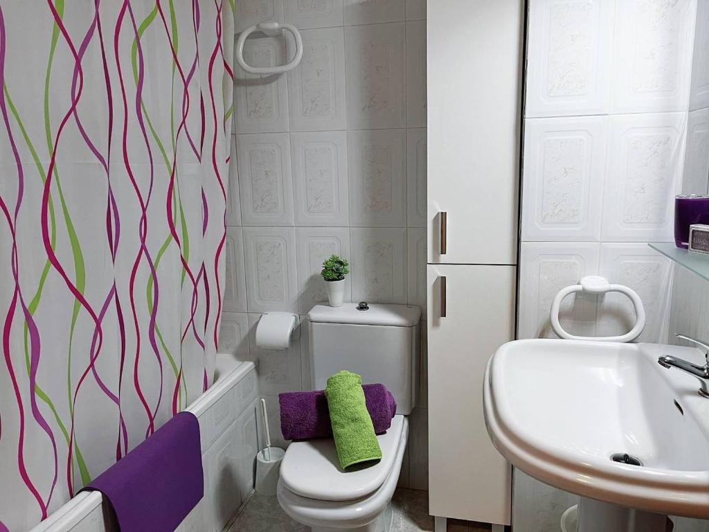 ein Badezimmer mit einem weißen WC und einem Waschbecken in der Unterkunft Salou quiet side Apartments in Salou