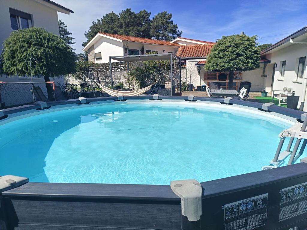 una gran piscina azul con un columpio en Cabedelo Seaside Guesthouse, en Viana do Castelo
