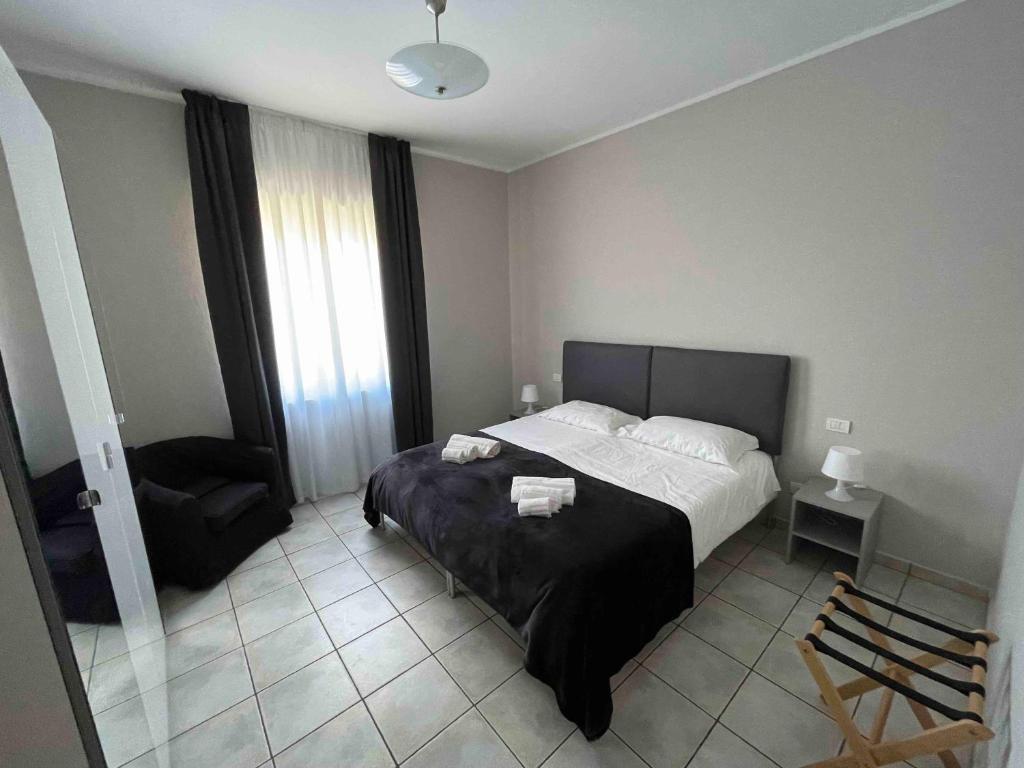 - une chambre avec un lit et une chaise dans l'établissement Residence Verona Inn, à Vérone