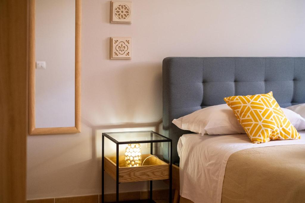 A bed or beds in a room at Villaelena