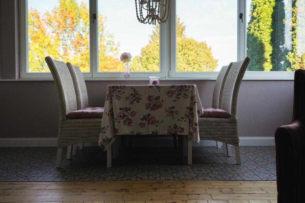 uma mesa de jantar e cadeiras com uma toalha de mesa em Villa Rosa - Sky em Detmold