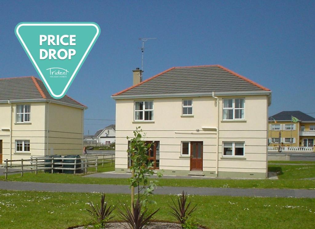 une maison avec un panneau de chute de prix devant elle dans l'établissement Seacrest Holiday Homes by Trident Holiday Homes, à Bundoran
