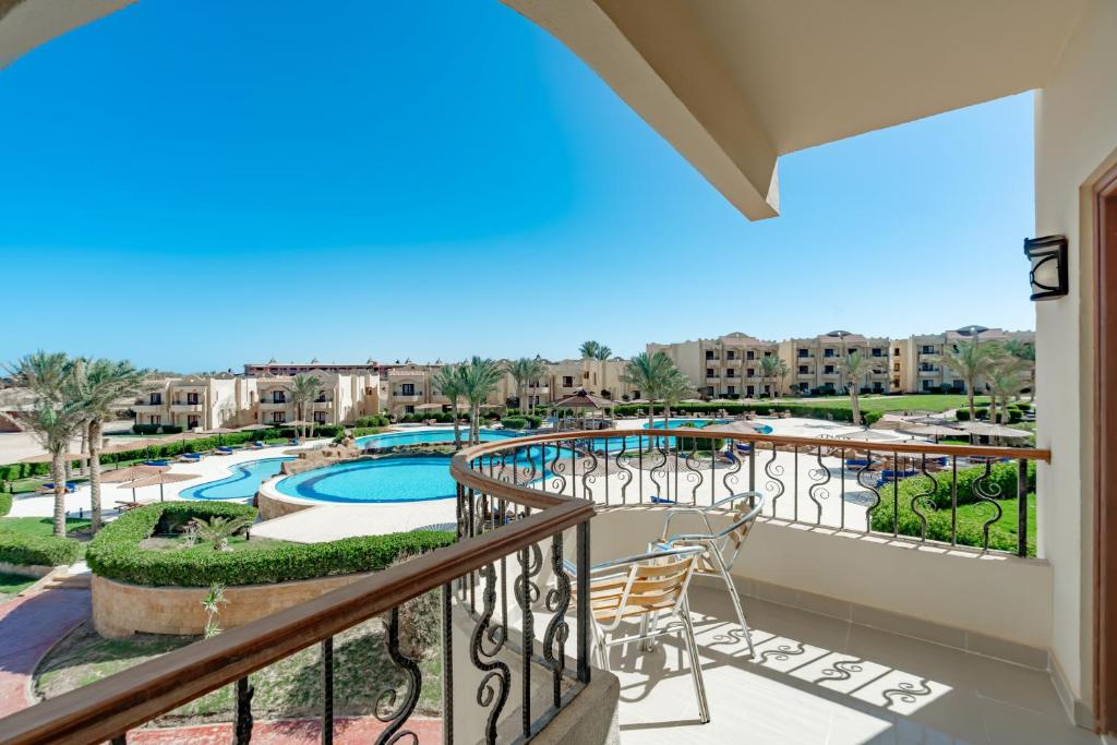 einen Balkon mit Poolblick in der Unterkunft Life Resorts Coral Hills Beach & SPA in Al-Qusair