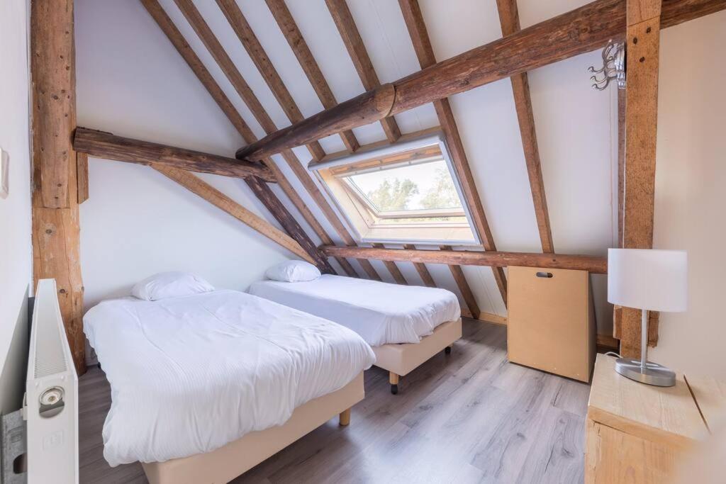 Postel nebo postele na pokoji v ubytování Ballumerhoeve Skip lodge