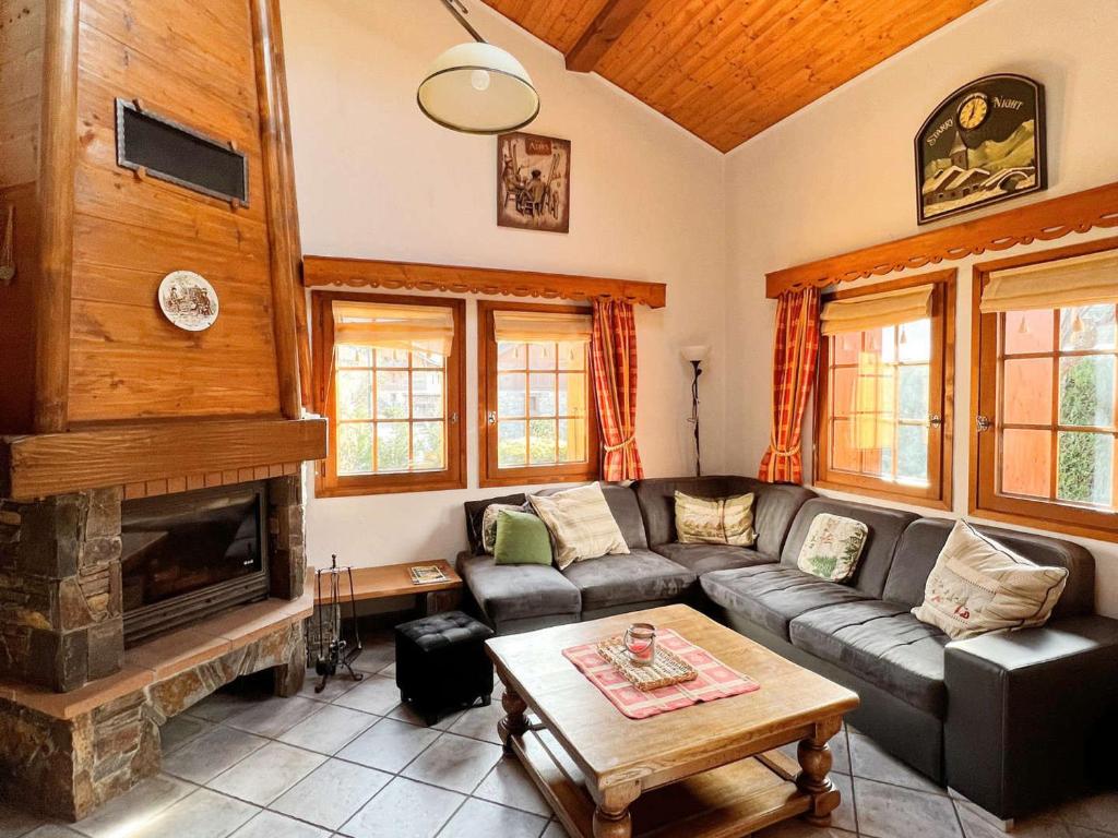 ein Wohnzimmer mit einem Sofa und einem Kamin in der Unterkunft Chalet Samoëns, 4 pièces, 6 personnes - FR-1-624-17 in Samoëns