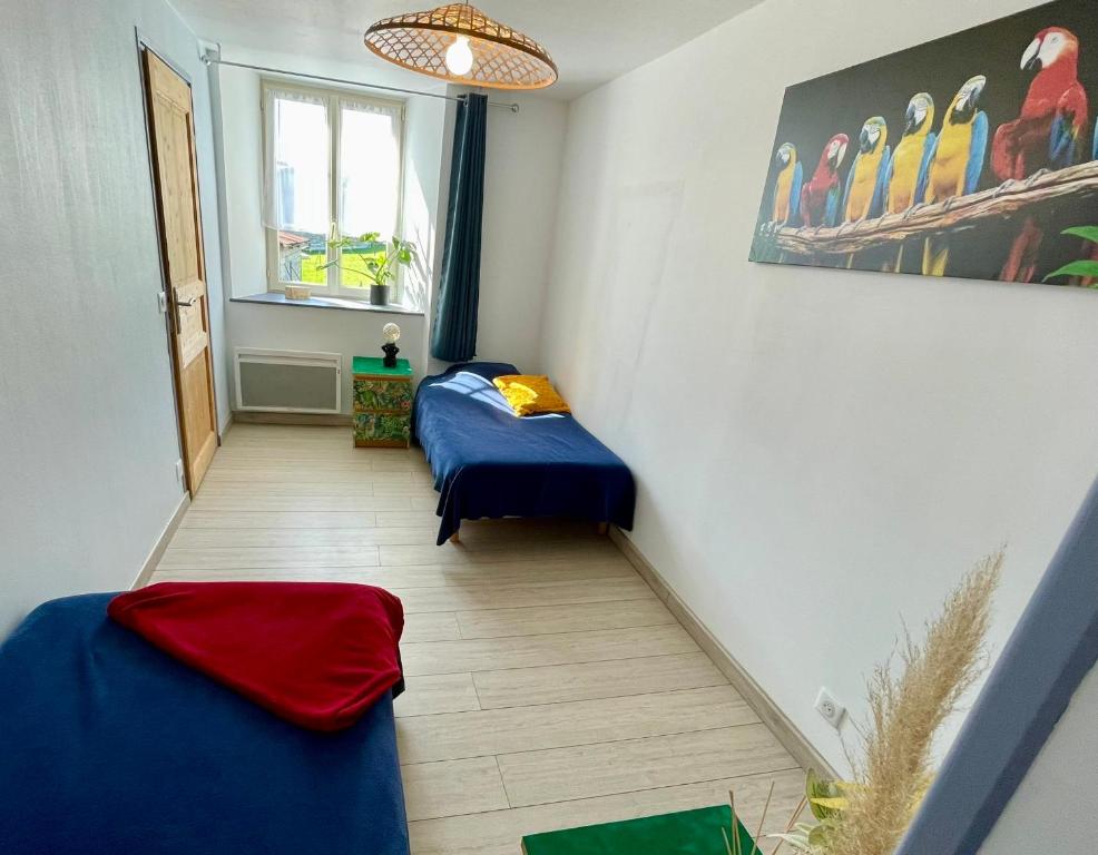 a small room with a bed and a window at Gîte L'entre 2, 7personnes à COLOMBEY proche de Nigloland in Colombey-les-deux-Églises