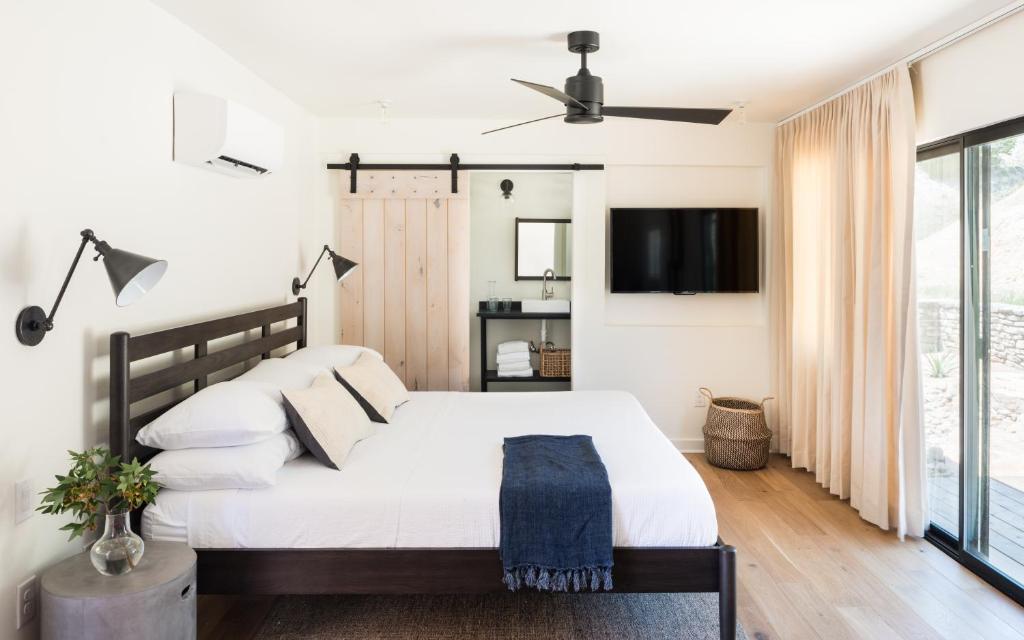 Postel nebo postele na pokoji v ubytování Contigo Ranch Fredericksburg