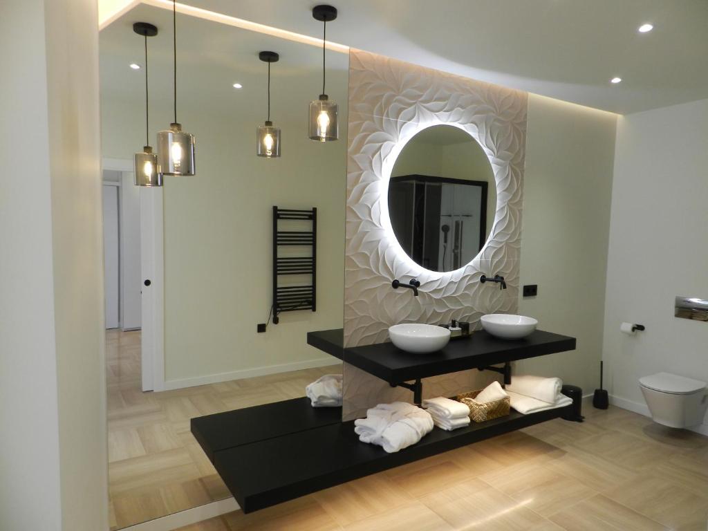 Baño con 2 lavabos y espejo en HOTEL MANEL, en Martorell