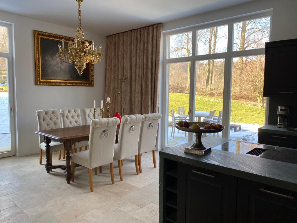 cocina y comedor con mesa y sillas en Haus Charlotte, en Papstdorf