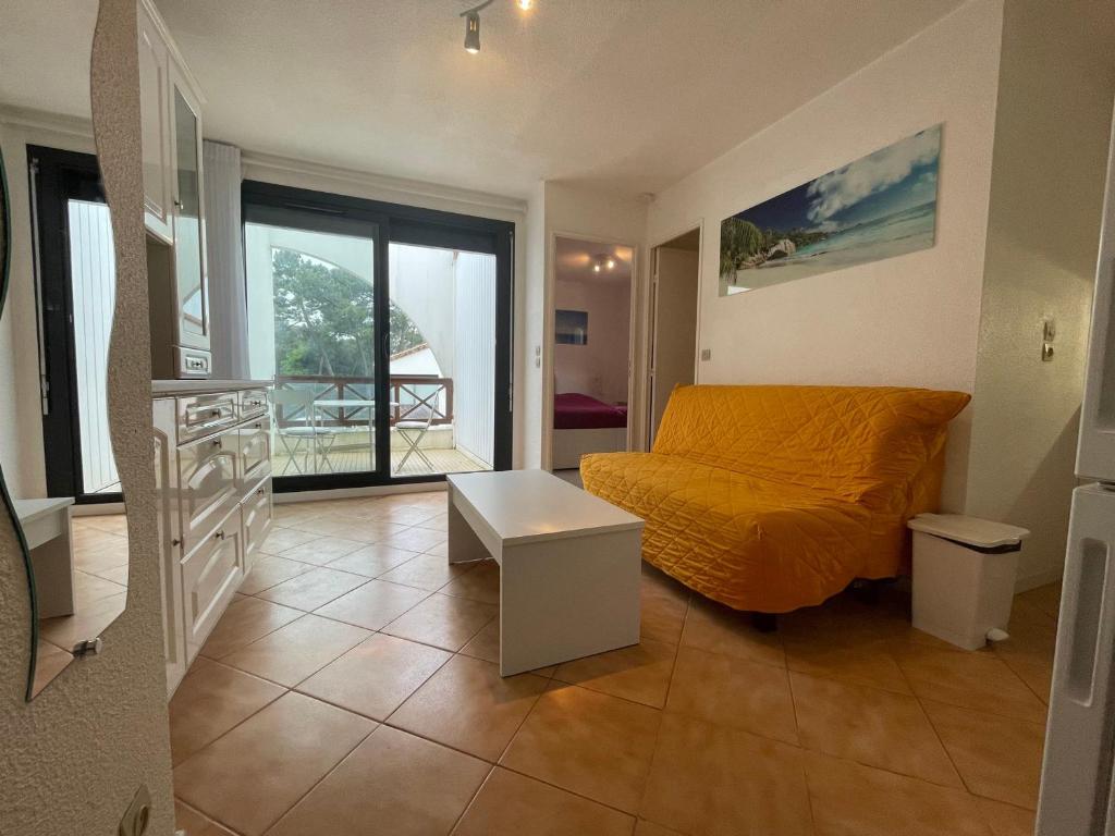 - un salon avec un lit et une table dans l'établissement Appartement T2 avec Terrasse à 300m de la Plage de Saint-Georges-de-Didonne - FR-1-550-32, à Saint-Georges-de-Didonne