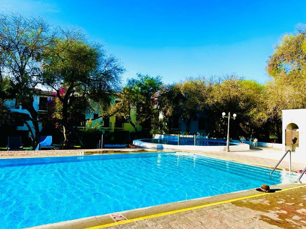 une grande piscine bleue dans une cour dans l'établissement Hotel Hacienda Taboada (Aguas Termales), à San Miguel de Allende