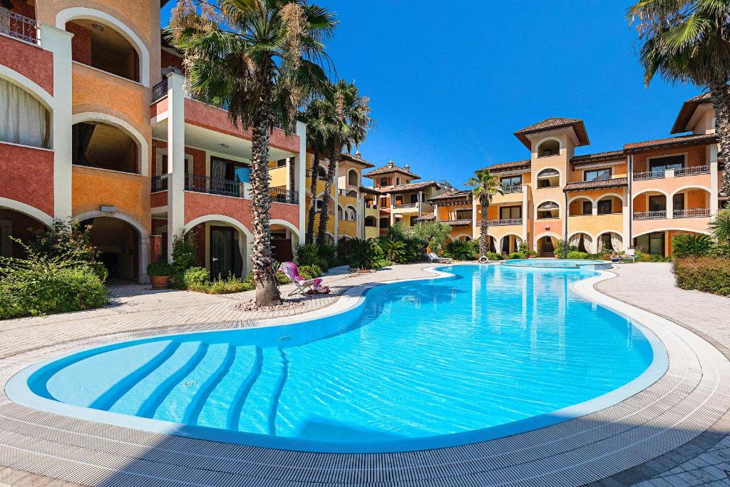 een groot zwembad voor een gebouw bij Benaco Village P1-42 by Wonderful Italy in Toscolano Maderno